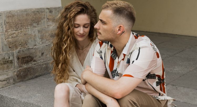Chlap so ženou sedia na schodoch