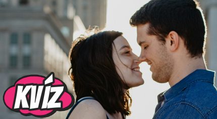 Šťastný pár sa chce pobozkať