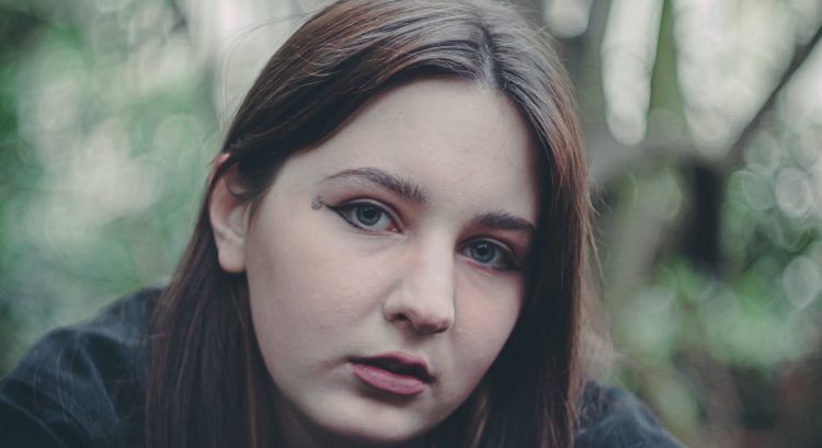 Zamyslená žena