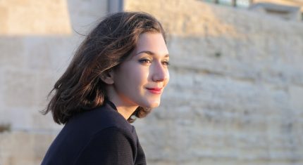 žena