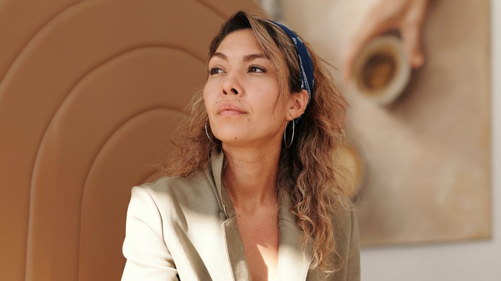 žena
