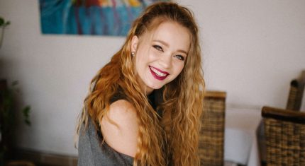 žena