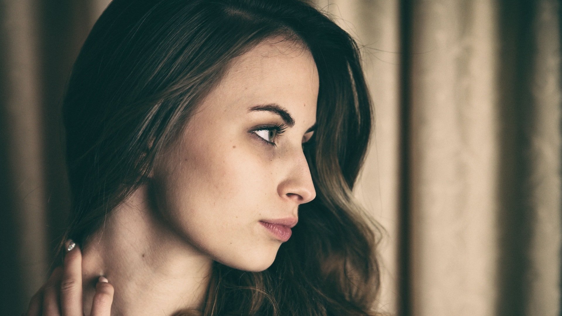 žena