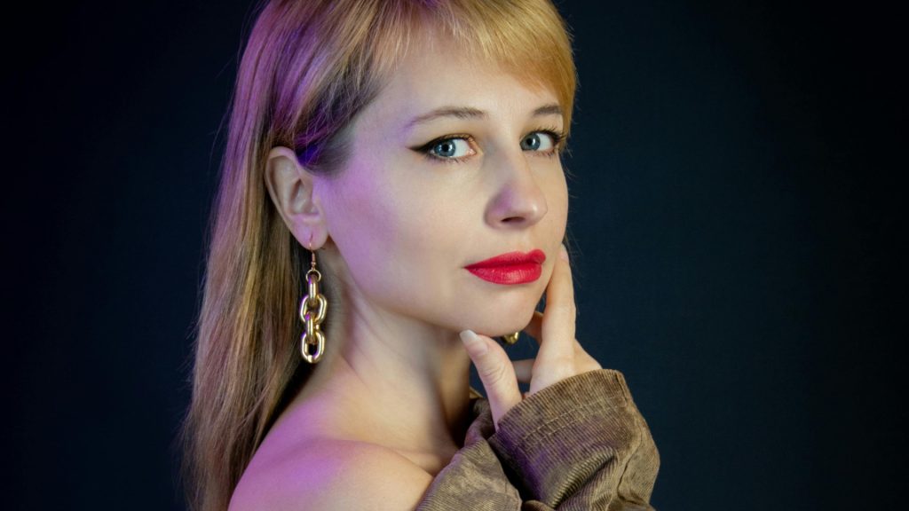 žena