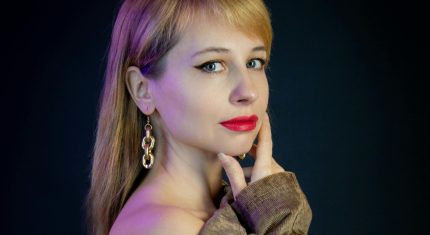 žena