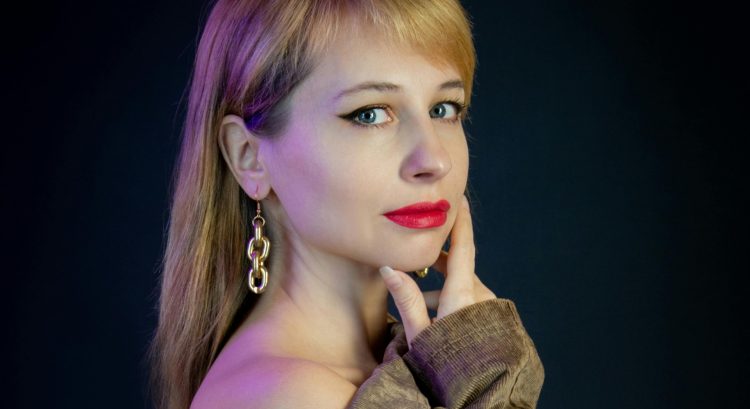 žena