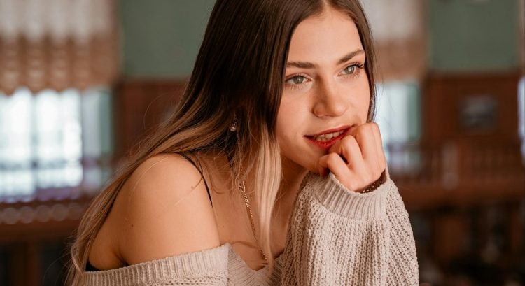 žena