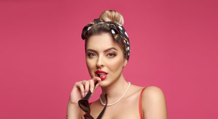 žena