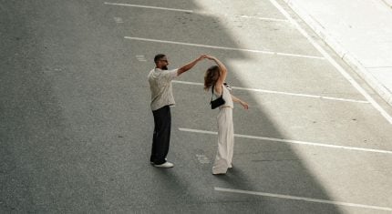 Vzťah na diaľku: Ako ho zvládnuť a udržať blízkosť