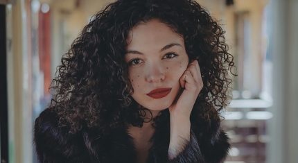 žena