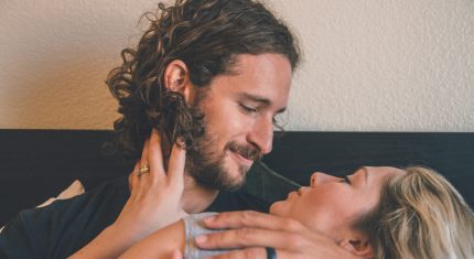 Vzťah so starším mužom: Tieto 4 výhody ti prinesie len on