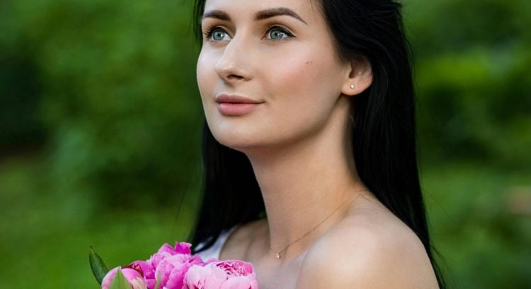 žena
