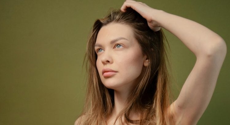žena
