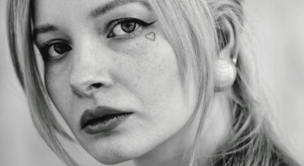 žena