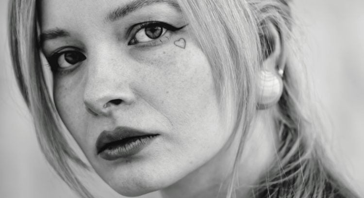 žena