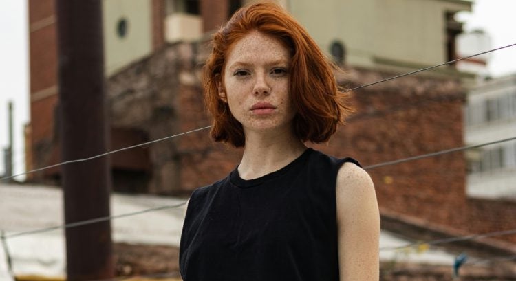 žena