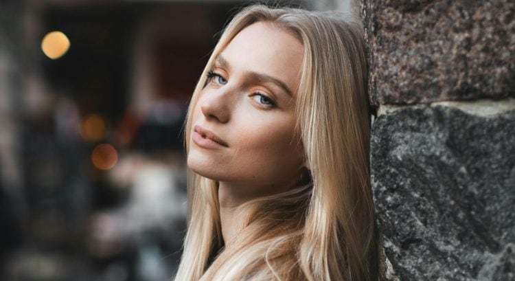 žena