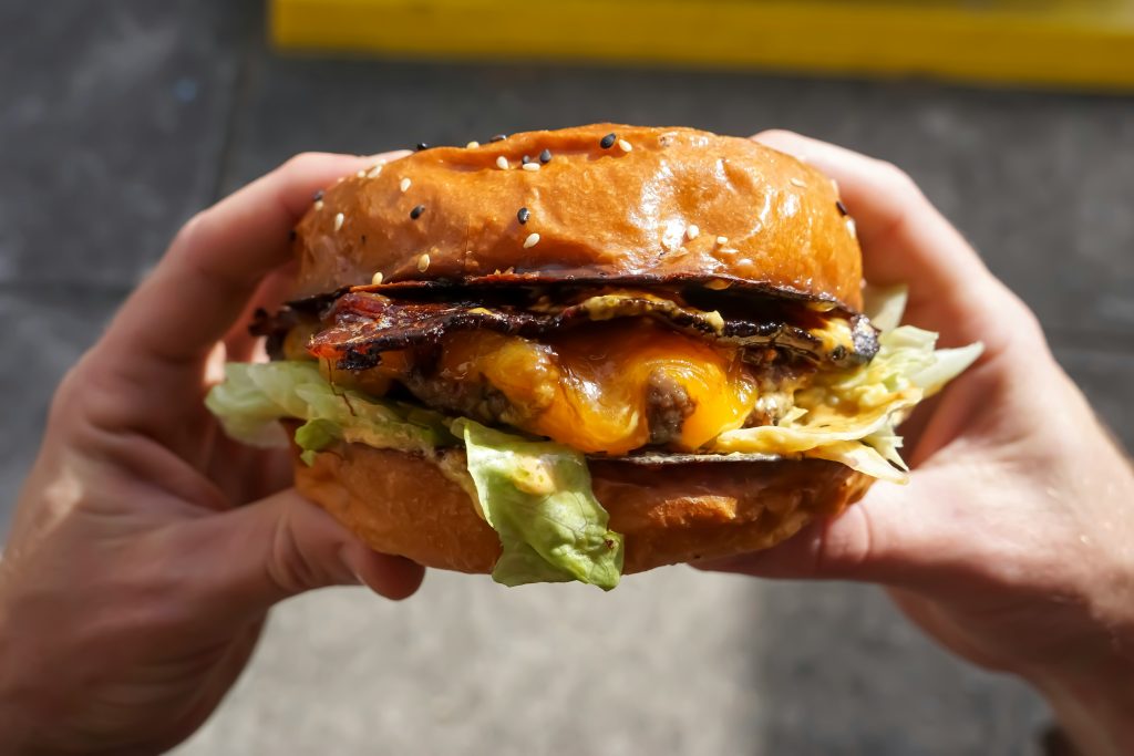 hamburger, jedlo, jedenie, nezdravá strava