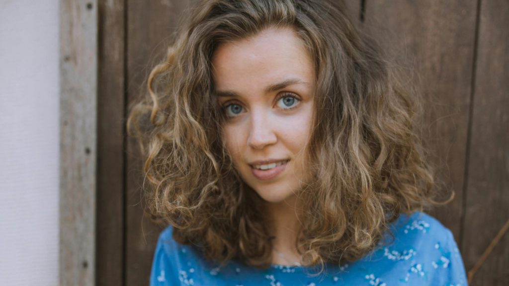 žena