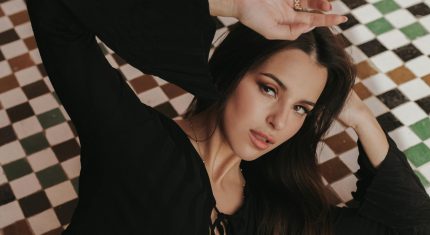 žena