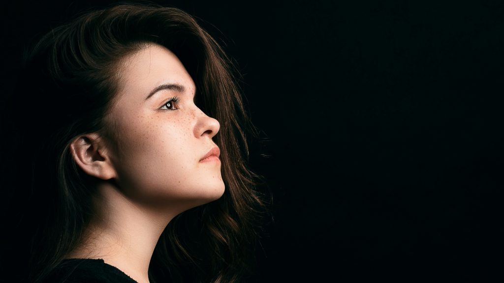 Ako zastaviť otravné myšlienky: 3 techniky, ktoré ťa zachránia