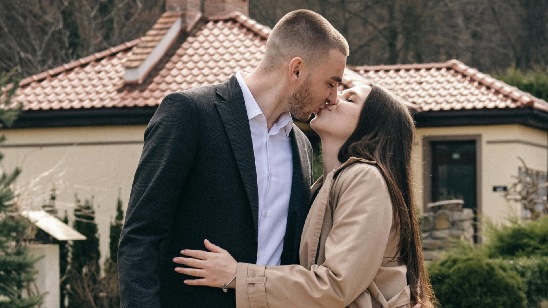 Čo ak pár býva u rodičov jedného z partnerov?