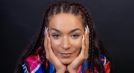 žena