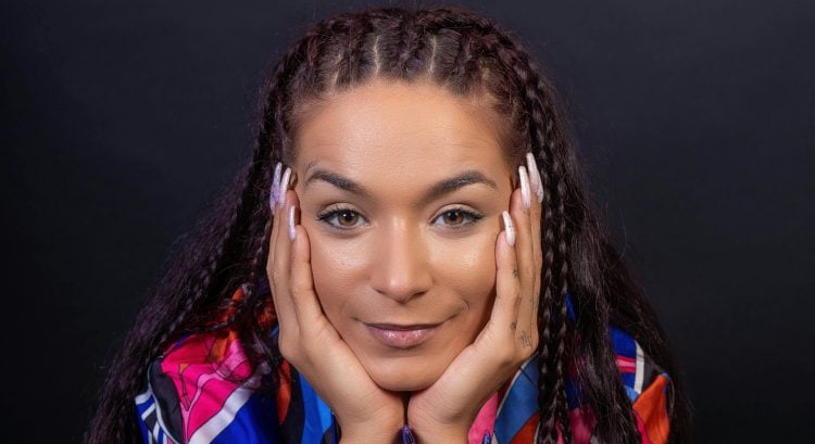 žena