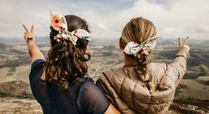 Ak chceš, aby ťa ľudia mali radšej, vyskúšaj tieto psychologické triky