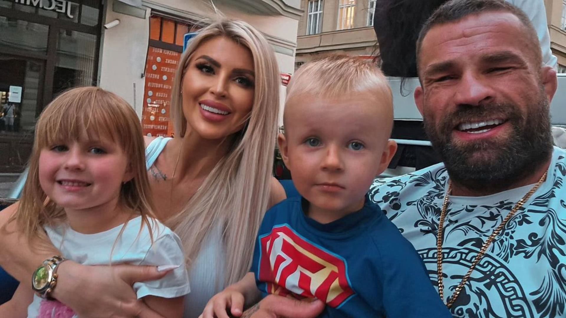 Lela Vémola s rodinou