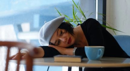 Cítiš sa často uväznená v negatívnych myšlienkach? Nauč sa, ako sa od nich nadobro odpútať a získať vnútorný pokoj