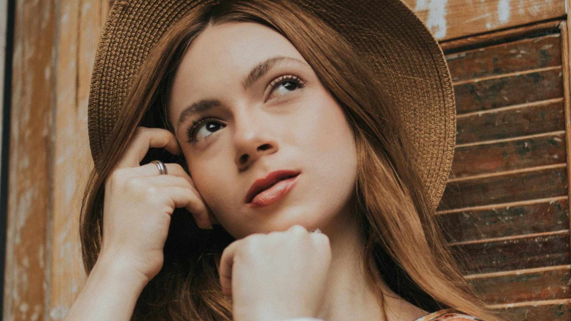 žena