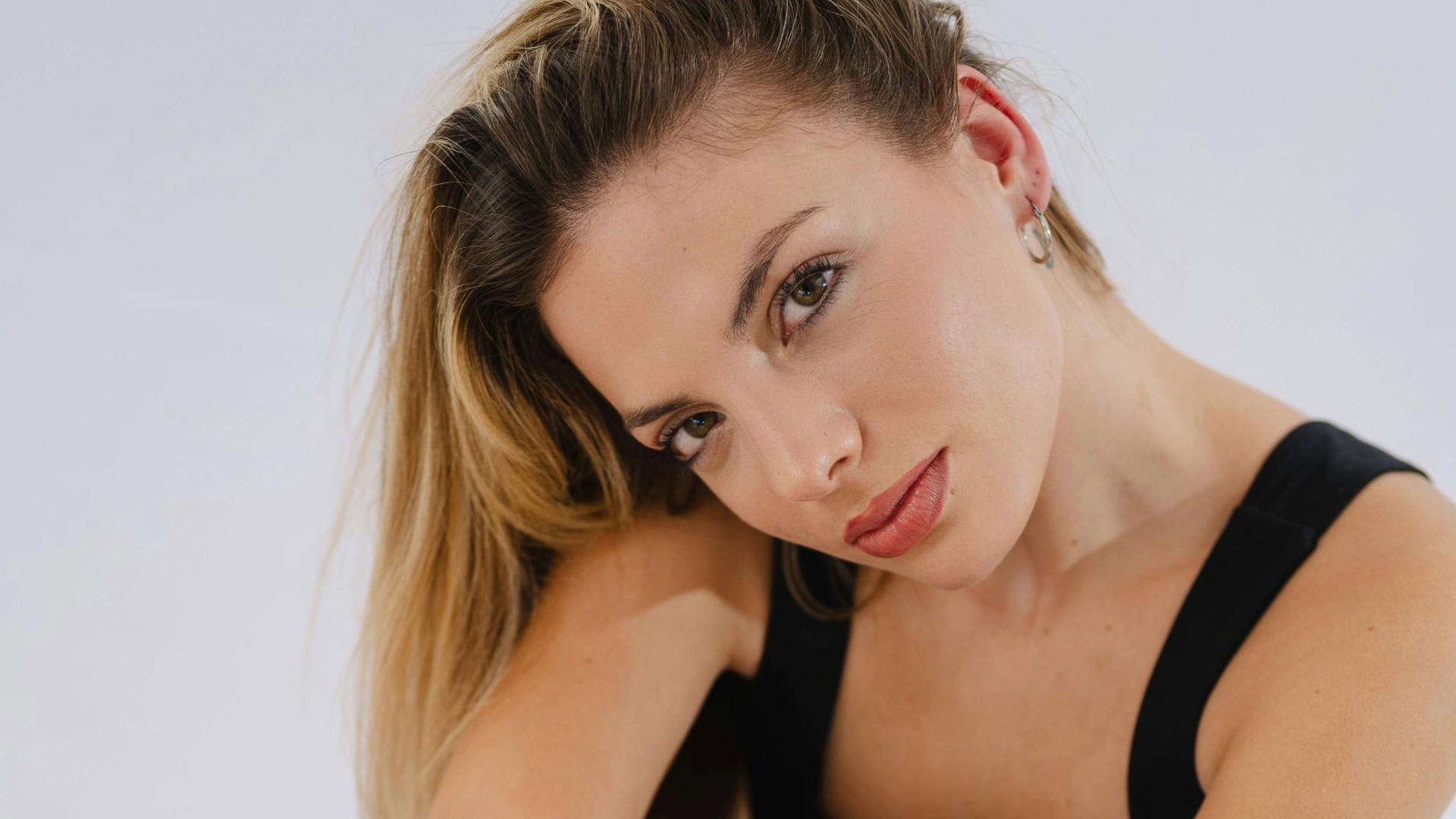 žena