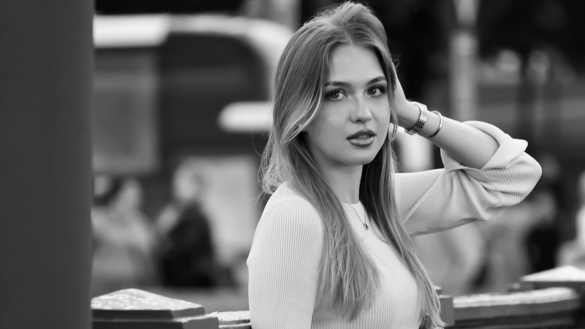 žena