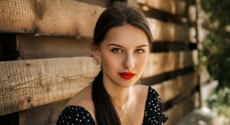 Maskara v čiernej, hnedej alebo burgundy: Ako vybrať tú správnu farbu pre tvoje oči