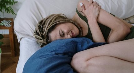 Takto si uľavíš počas menštruácie: 7 babských rád, ktoré musíš vyskúšať