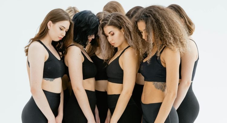 Prečo ženy siahajú po čiernej farbe: Odborníci vysvetlili skutočný dôvod