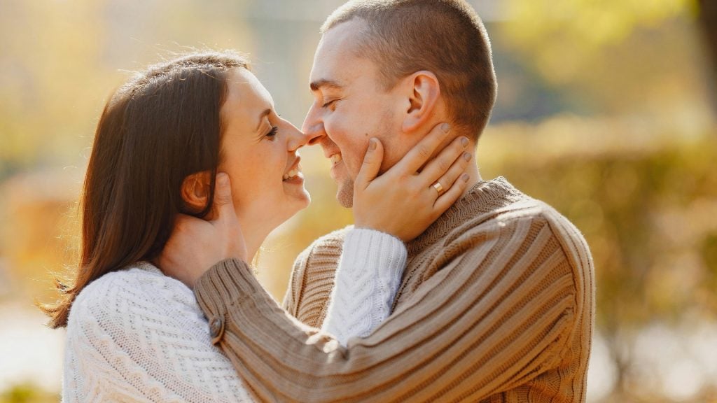 Flirtovanie so zadaným mužom nie je dôkazom výnimočnosti. Zisti, prečo také správanie nie je o láske, ale o úniku a ako sa z toho vymaniť.