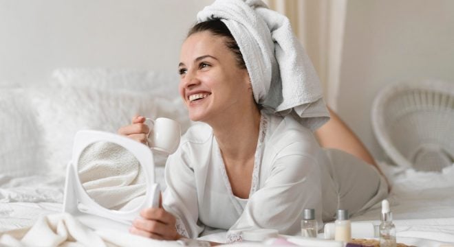 Najlepšia kamarátka tvojej pleti: Ako kyselina hyalurónová odstráni únavu, ale aj vrásky