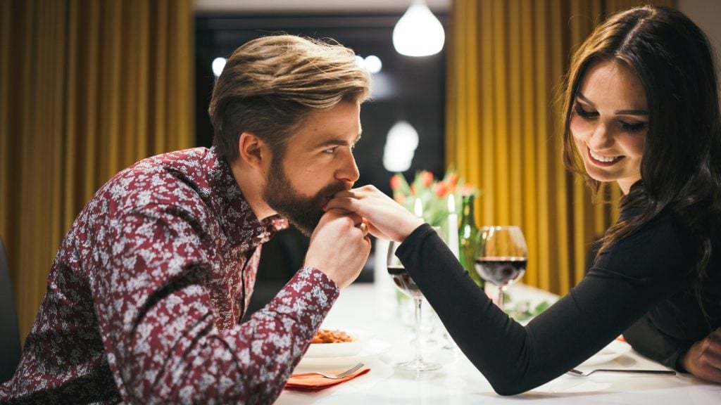 Aj jemný flirt môže prerásť do lásky: 6 signálov, že to myslí vážne