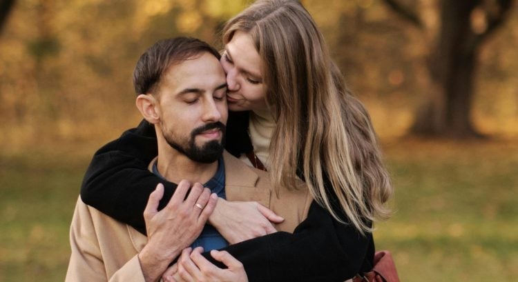 Udržuje s tebou očný kontakt? 6 znamení, ktoré ti chce naznačiť