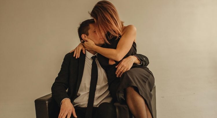 Mikro nevera: 6 znakov, že tvoj partner flirtuje cez sociálne siete