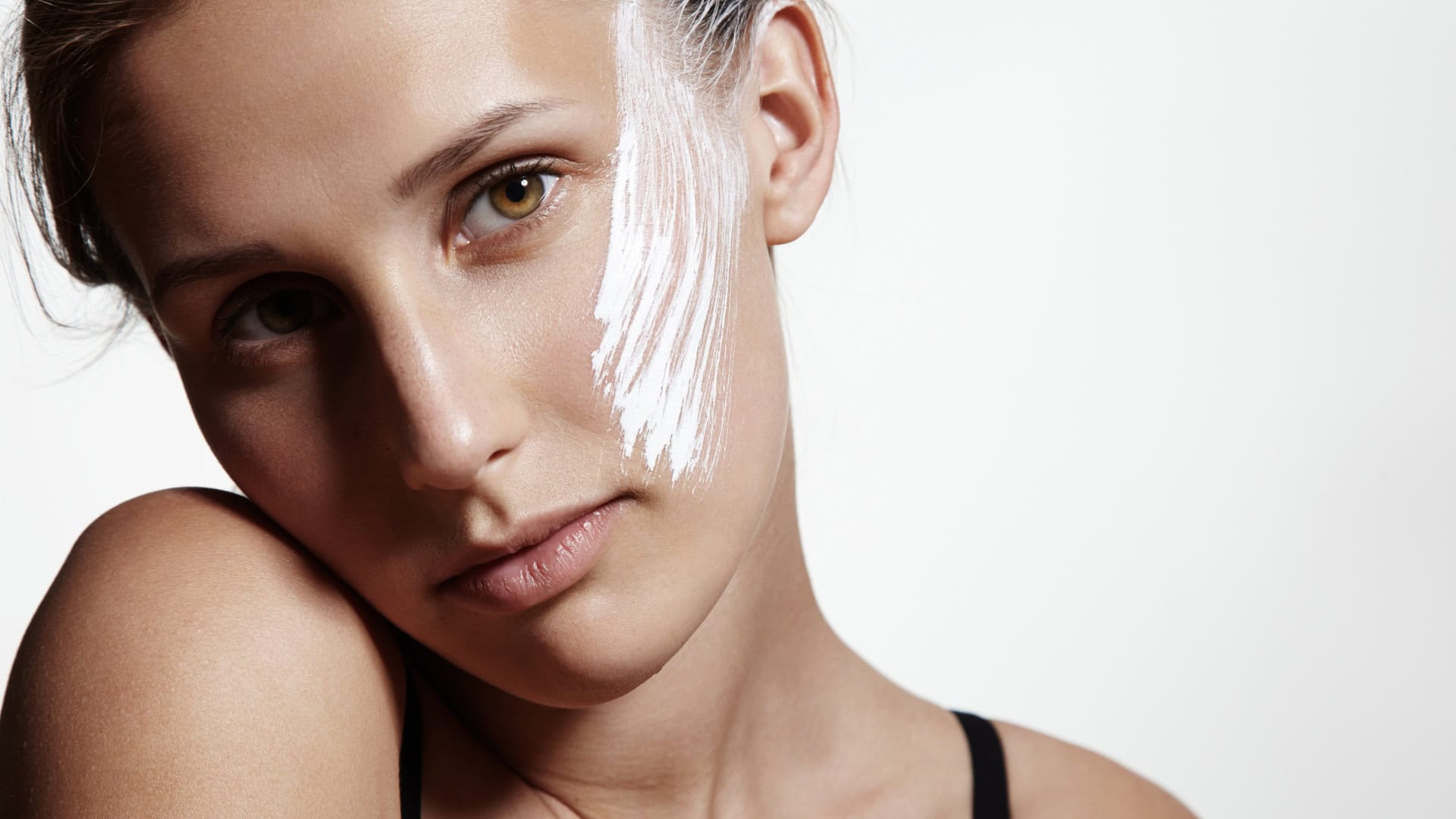 mladá žena, krém na tvári