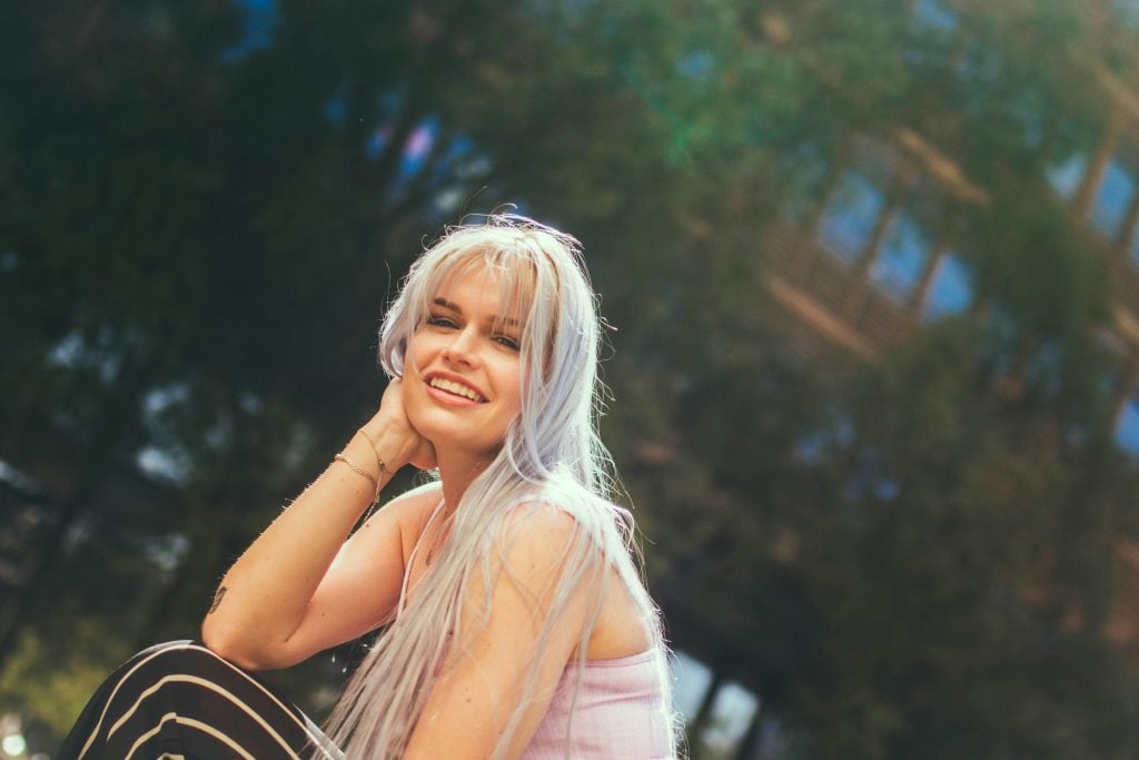 Žena sedí na zemi