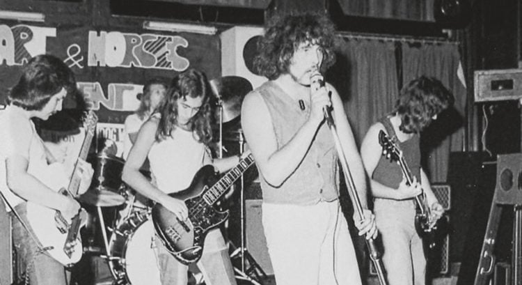 Spevák Iron Maiden zomrel