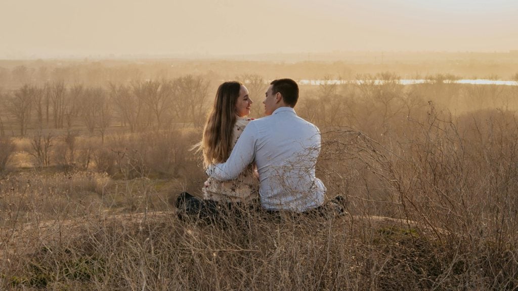 Jesenná láska: 5 znakov, prečo teraz každý hľadá partnera a čo je cuffing season