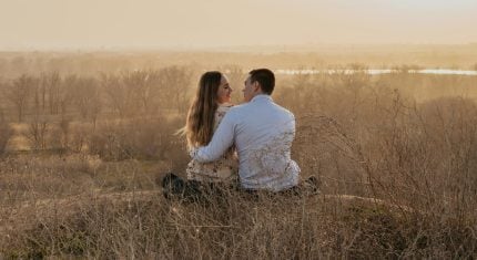 Jesenná láska: 5 znakov, prečo teraz každý hľadá partnera a čo je cuffing season