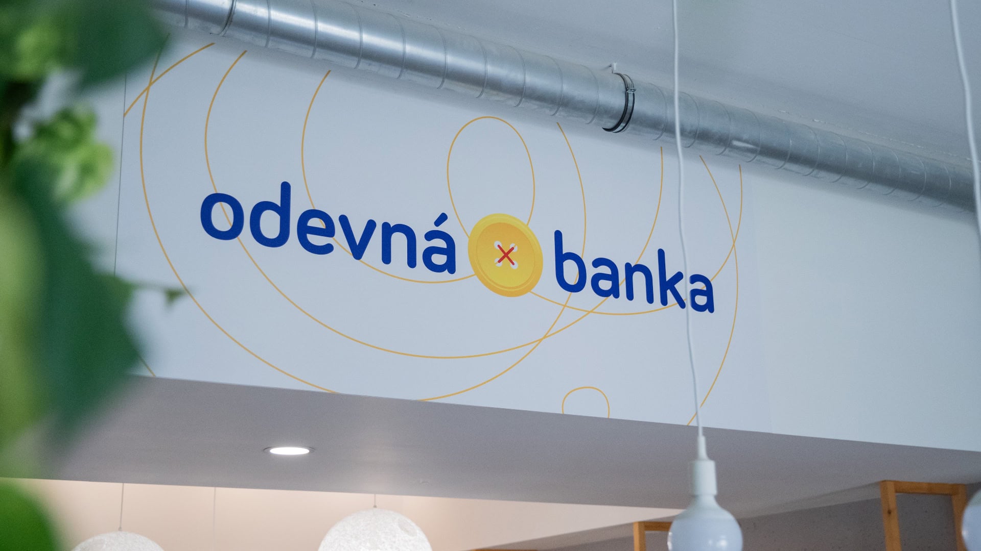 Odevná banka a JTI menia životy