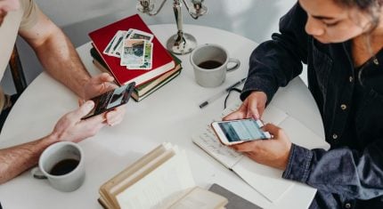 Vzťahy v digitálnom svete: Ako technológie menia lásku, priateľstvá a tvoju schopnosť byť naozaj blízko