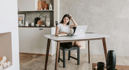 Online štúdium a klasické štúdium: Aké sú najväčšie rozdiely a čo sa ti viac oplatí